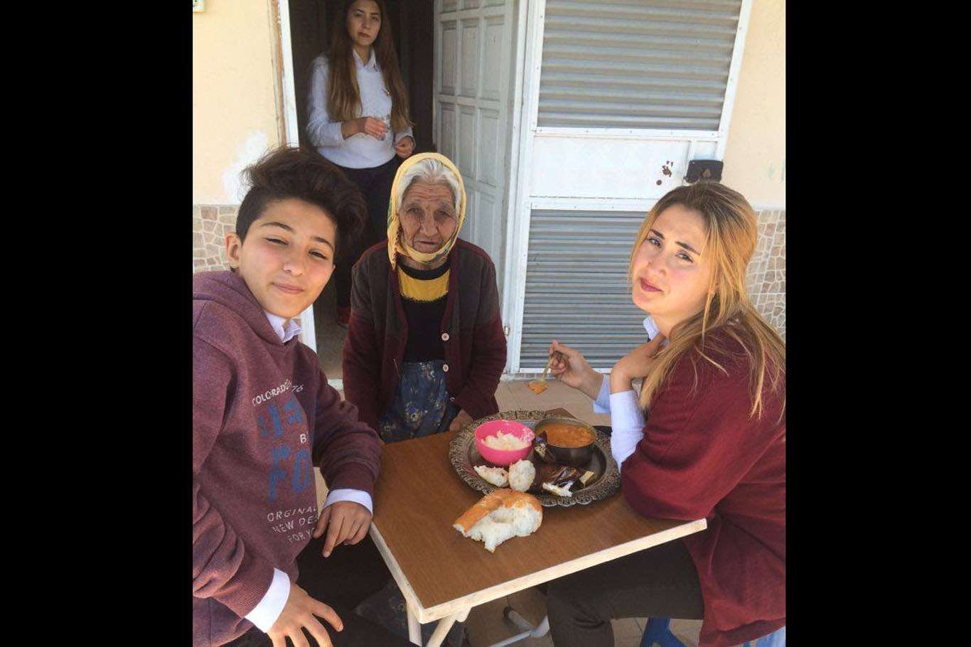 Liselilerden kimsesiz yaşlı kadına yardım Liselilerden kimsesiz yaşlı kadına yardım